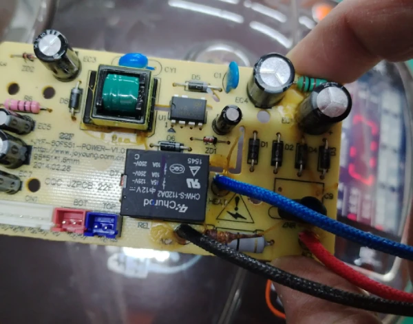 The function of multilayer ceramic capacitors in smart rice cookers.